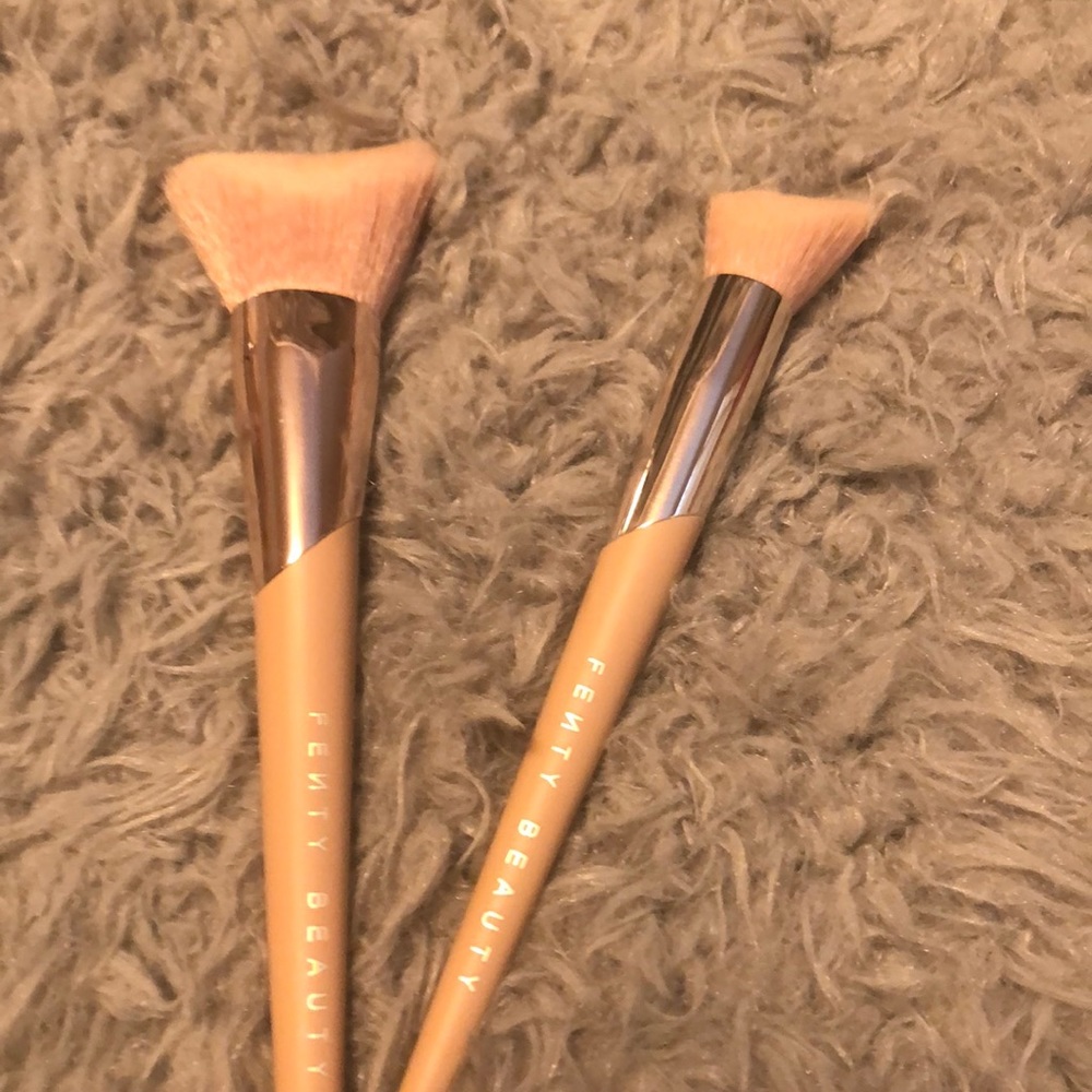 Fenty cheek hugging bronzer & highlighter brushes